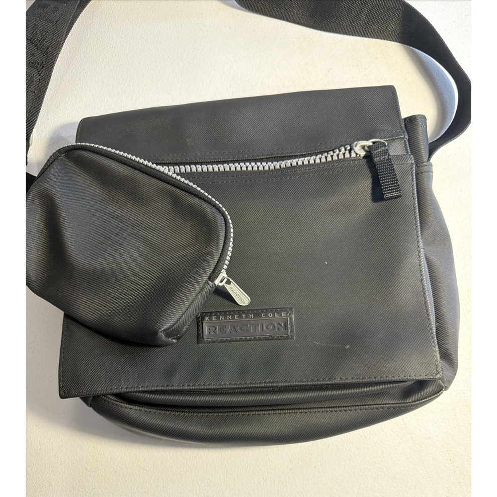 Kenneth Cole‎ Reaction Black Nylon Crossbody Messenger Bag with Detachable Pouch